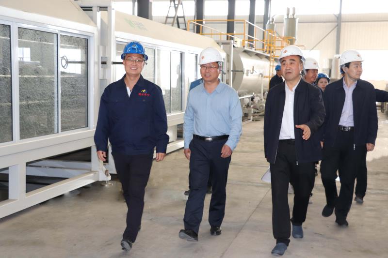 5.21日，定西市副市長、農(nóng)業(yè)農(nóng)村局局長等一行領(lǐng)導(dǎo)蒞臨我公司檢查指導(dǎo)工作